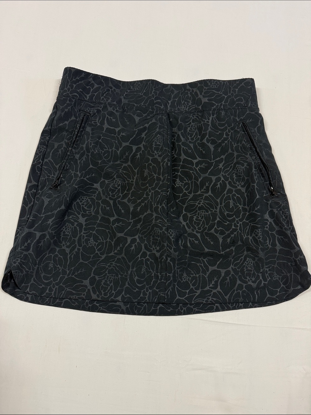 Orvis black reflective floral printed skort